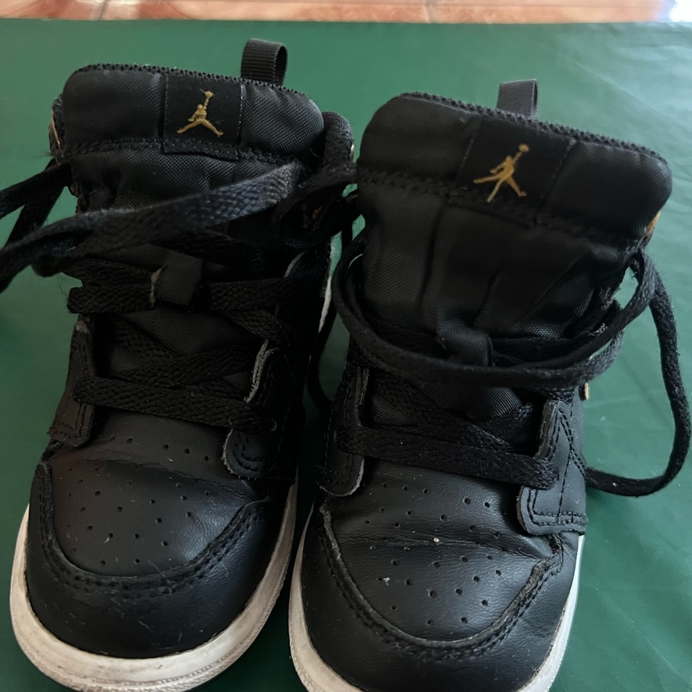 Jordan Black and Gold Sneakers High-Top